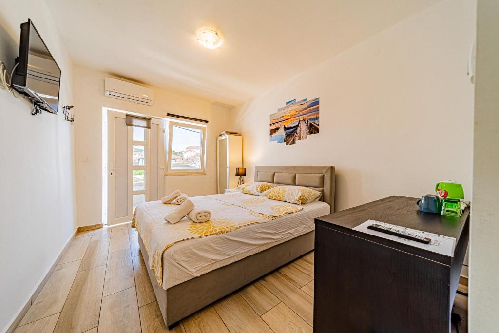 Voodi või voodid majutusasutuse Rooms & Apartments Mirakul toas