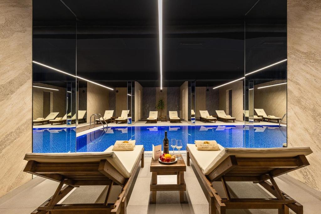 Bazén v ubytování Sunny side Wellness Resort & Spa - Cascade nebo v jeho okolí
