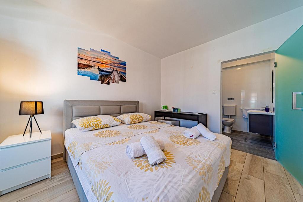 Voodi või voodid majutusasutuse Rooms & Apartments Mirakul toas