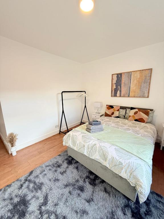 Postel nebo postele na pokoji v ubytování Cricklewood Broadway Guest Home