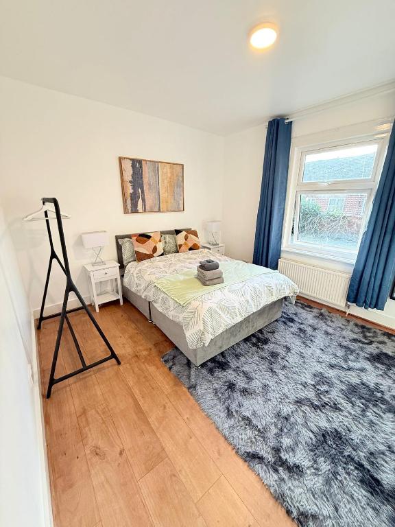 Postel nebo postele na pokoji v ubytování Cricklewood Broadway Guest Home