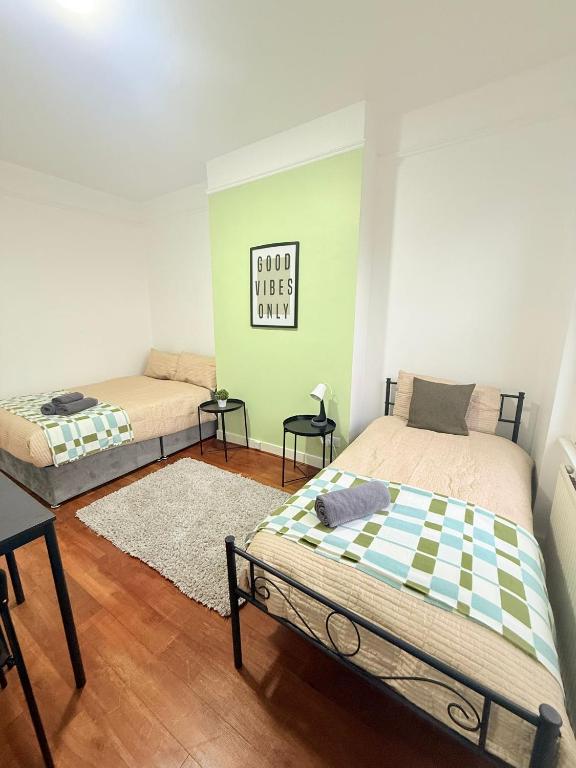 Postel nebo postele na pokoji v ubytování Cricklewood Broadway Guest Home