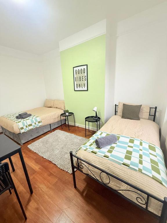 Postel nebo postele na pokoji v ubytování Cricklewood Broadway Guest Home