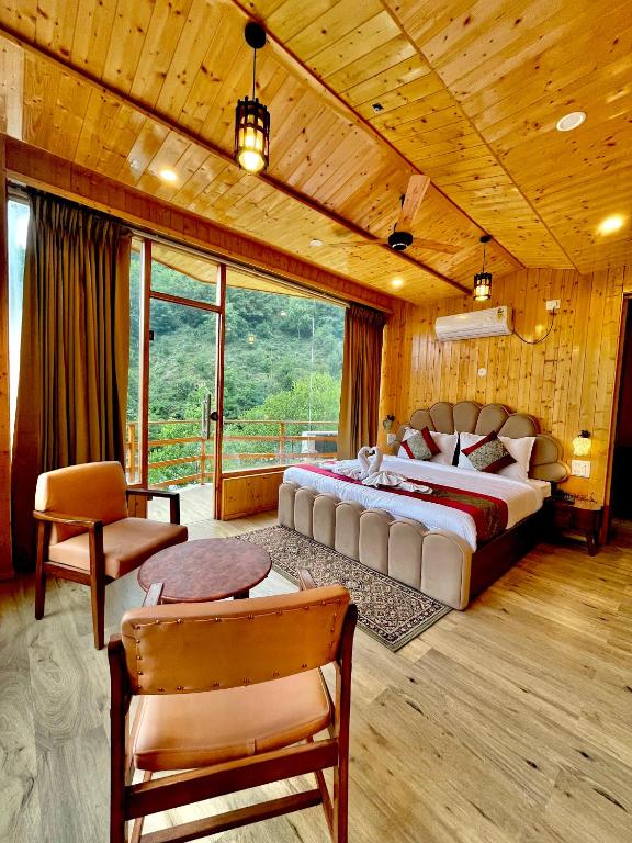 Postel nebo postele na pokoji v ubytování Apurwa Grand Resort