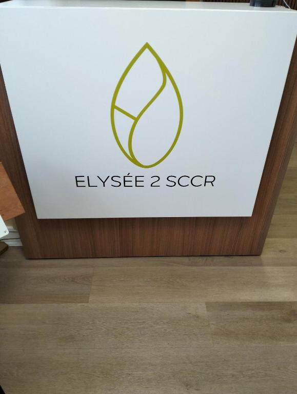 un panneau pour un bureau avec un logo dessus dans l'établissement Elysée 2, à La Celle-Saint-Cloud