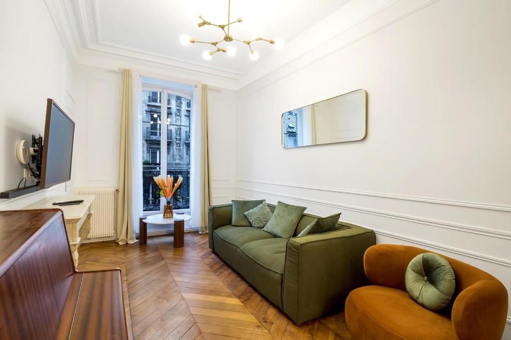 un salon avec un canapé et une chaise dans l'établissement Apartment 8Pers#4Bedrooms#4Bathrooms#LaFayette, à Paris