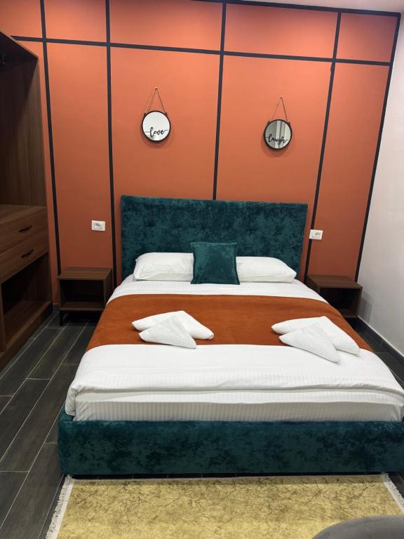 Een bed of bedden in een kamer bij Andor Luxury Hotel & Duplex