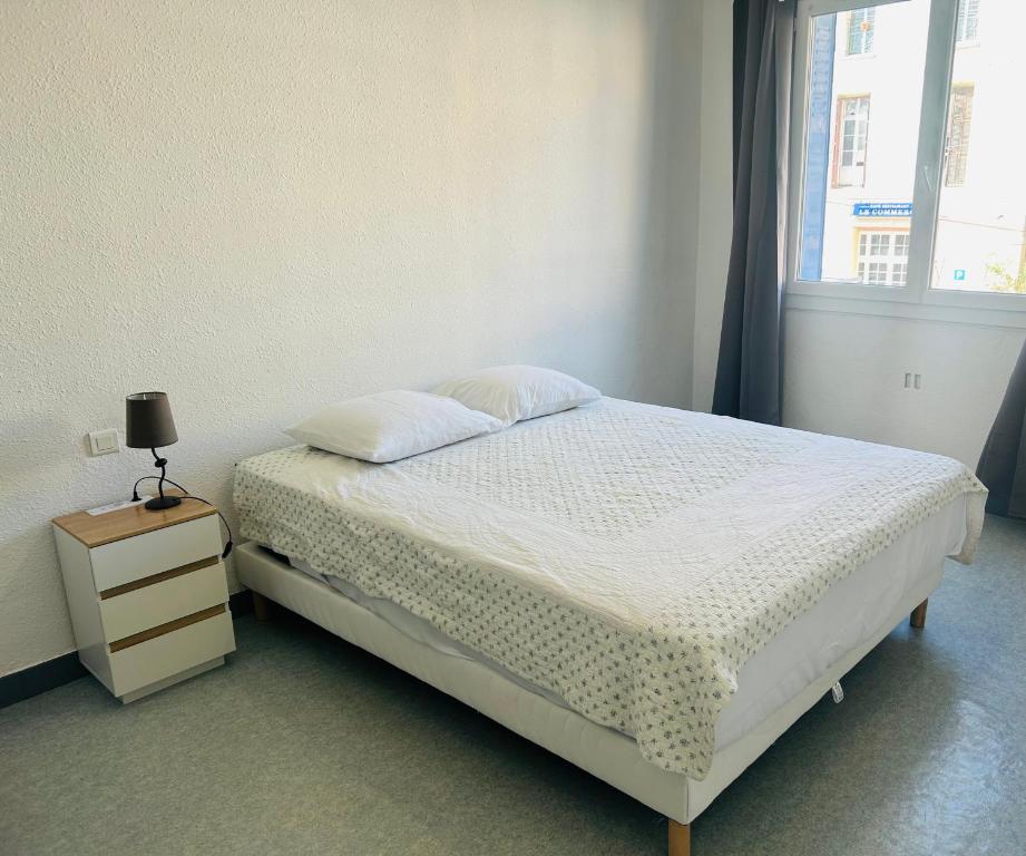 Postel nebo postele na pokoji v ubytování Hôtel L'Acropole