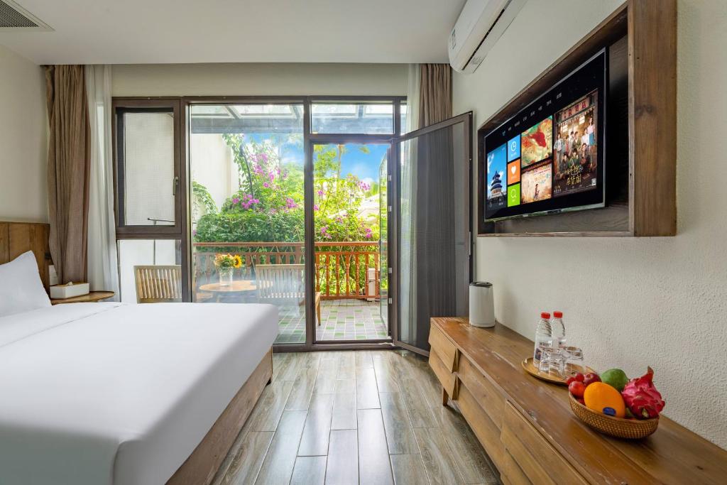 TV a/nebo společenská místnost v ubytování Xishuangbanna Rainforest Secret River View Inn