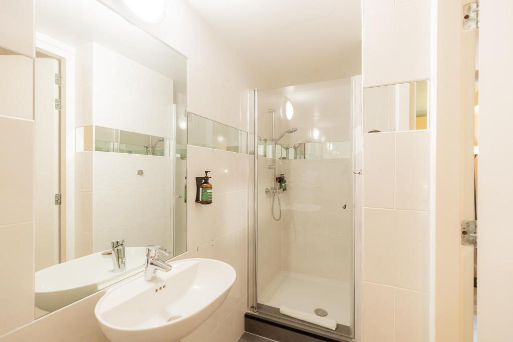 FLOATS by H2OTEL Rotterdam - Resim 3