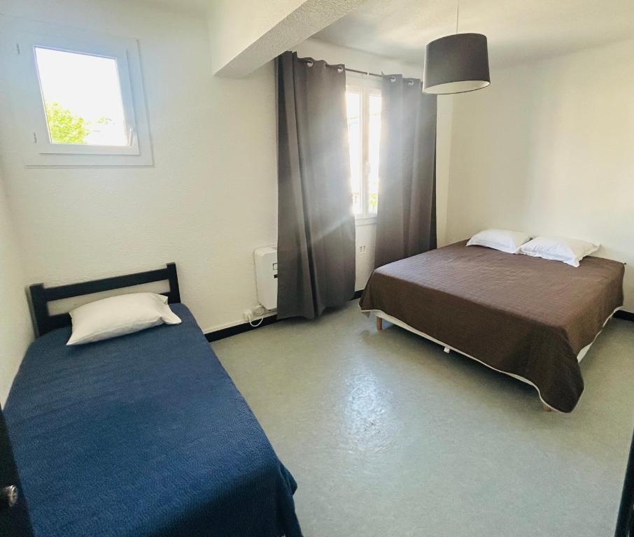 Postel nebo postele na pokoji v ubytování Hôtel L'Acropole