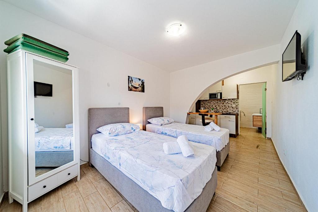 Voodi või voodid majutusasutuse Rooms & Apartments Mirakul toas