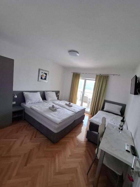 Postel nebo postele na pokoji v ubytování Apartments & rooms Leon