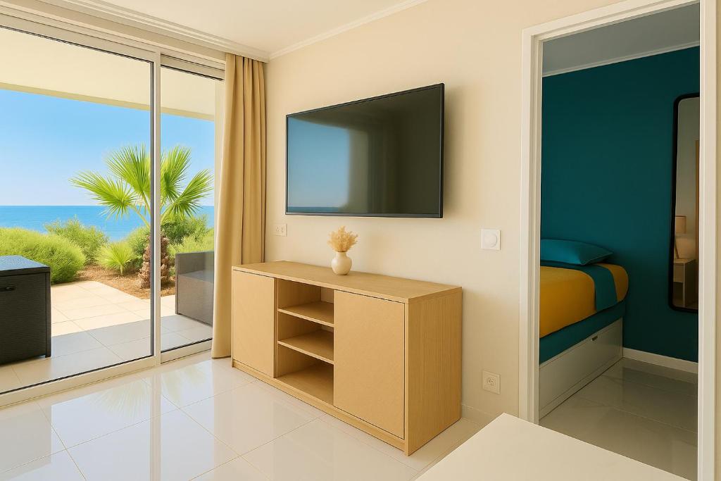 TV a/nebo společenská místnost v ubytování Luxueux appartement - vue mer - piscine - free parking - Monaco