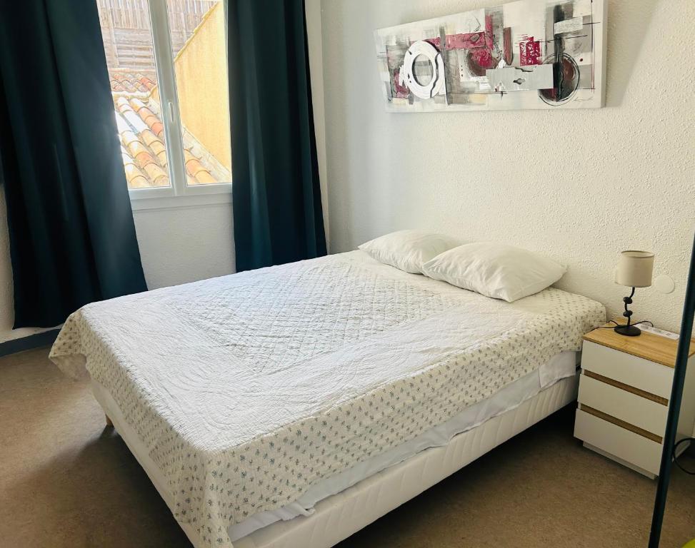 Postel nebo postele na pokoji v ubytování Hôtel L'Acropole