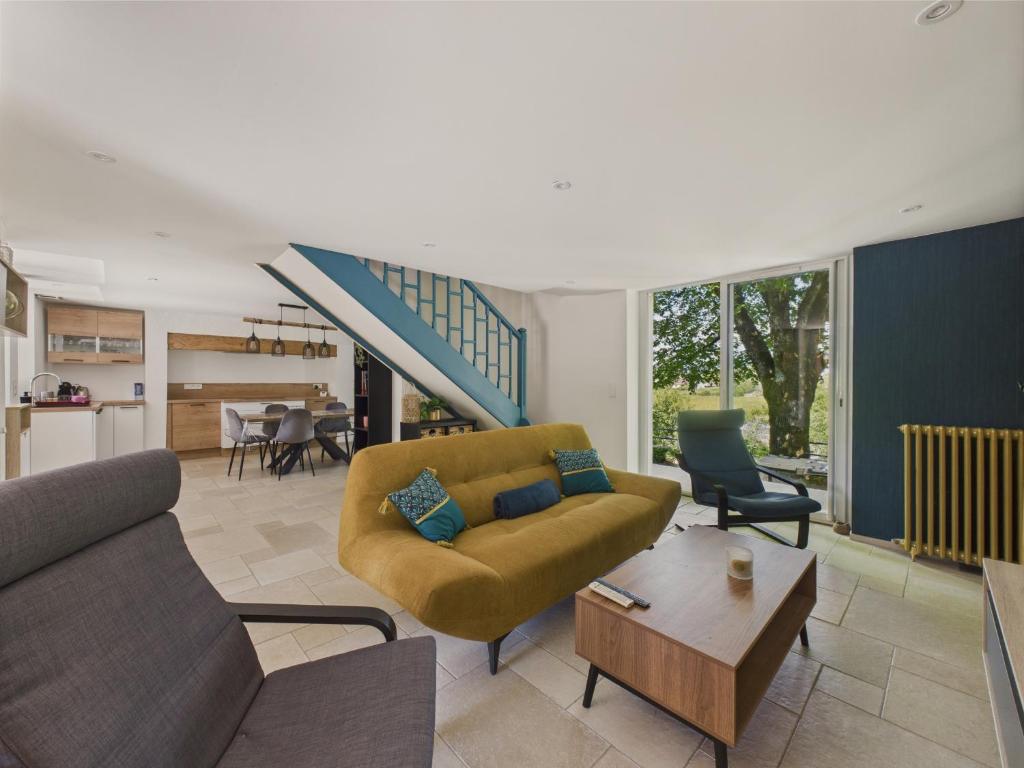 ein Wohnzimmer mit Sofa und Tisch in der Unterkunft Grand jardin et terrasse - maison pour 7 in Bouillac