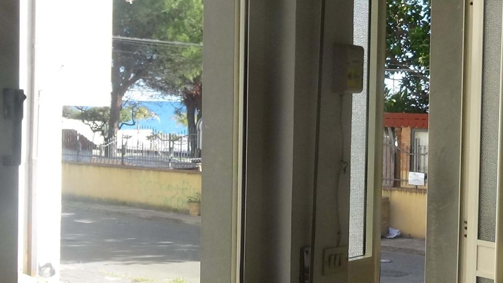 una puerta abierta con vistas a la calle en Appartamento Lungomare Trebisacce, en Trebisacce