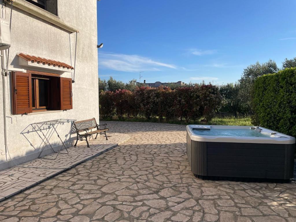 een hot tub op een patio naast een gebouw bij Villa Corvetta in Ostuni