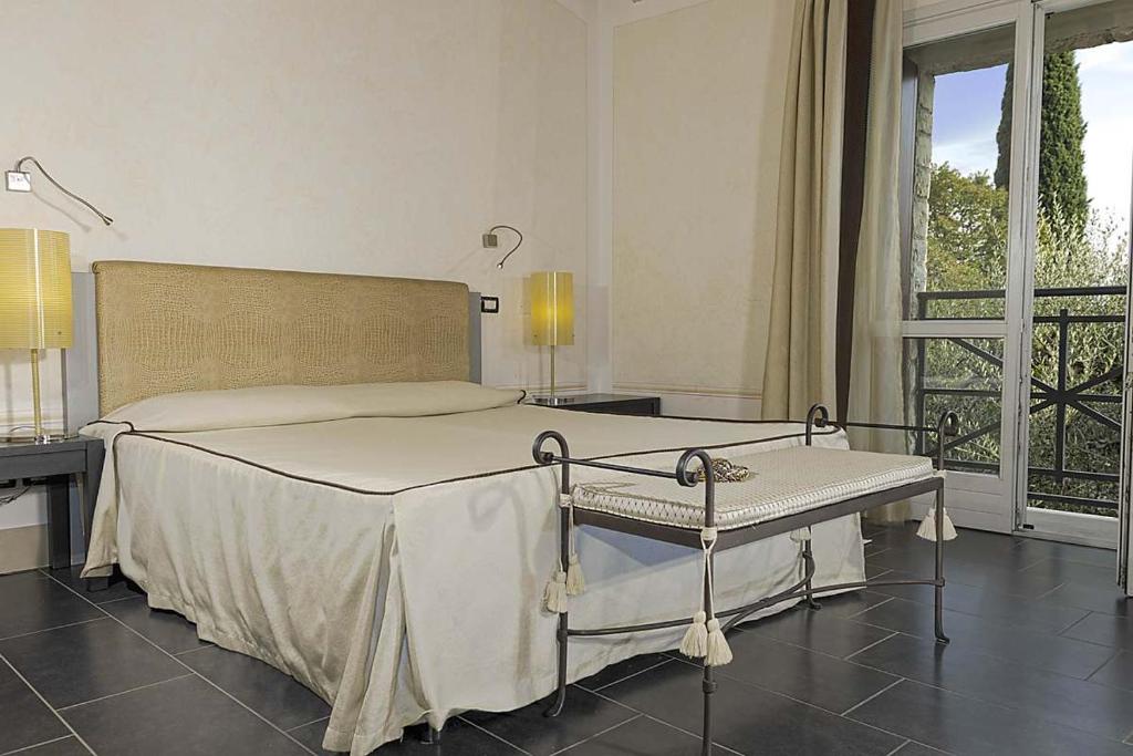 Postel nebo postele na pokoji v ubytování Hotel Bogliaco