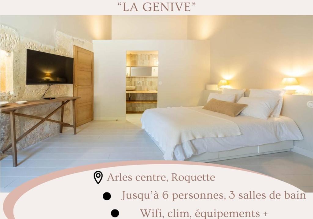 une chambre blanche avec un lit et un bureau dans l'établissement La Genive Arles Roquette, à Arles