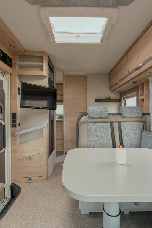 Una cocina o cocineta en Drivable Camper- Explore the Faroes in a Campervan