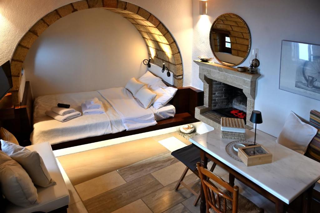Postel nebo postele na pokoji v ubytování MonoLithos Inn
