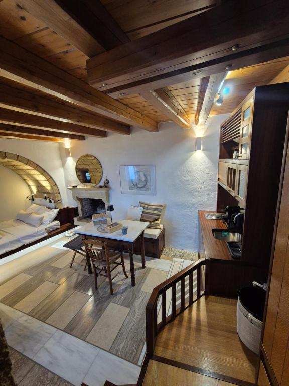 Kuchyň nebo kuchyňský kout v ubytování MonoLithos Inn