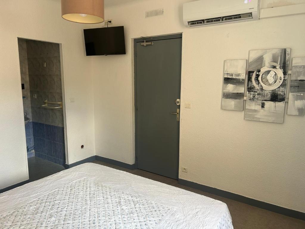 Postel nebo postele na pokoji v ubytování Hôtel L'Acropole