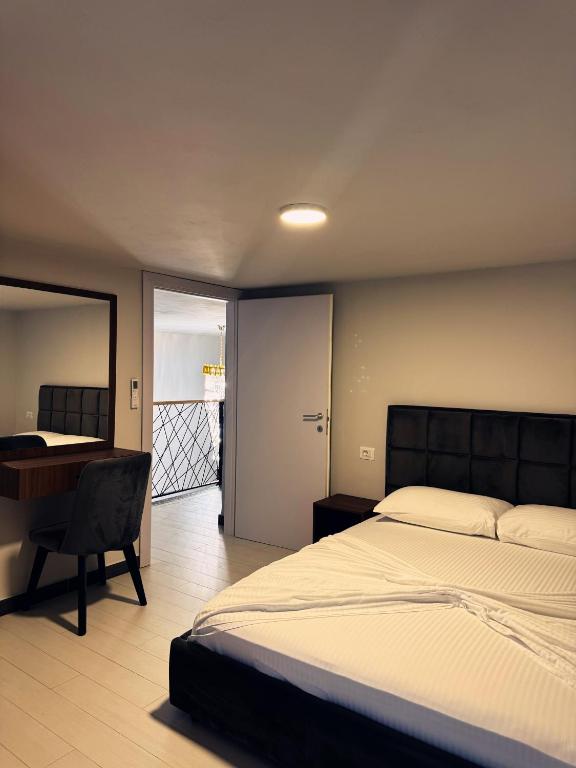 Een bed of bedden in een kamer bij Andor Luxury Hotel & Duplex