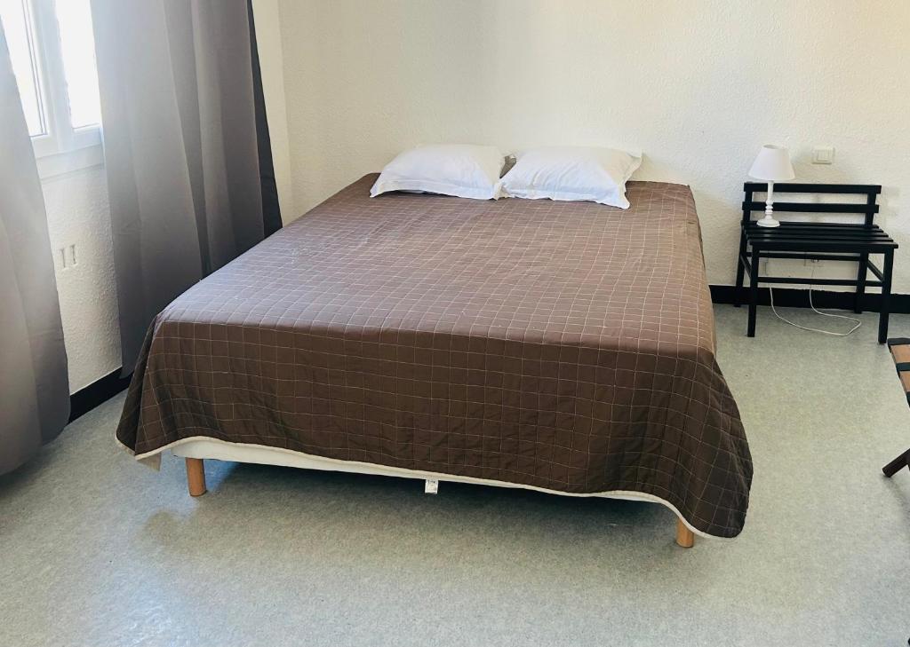 Postel nebo postele na pokoji v ubytování Hôtel L'Acropole