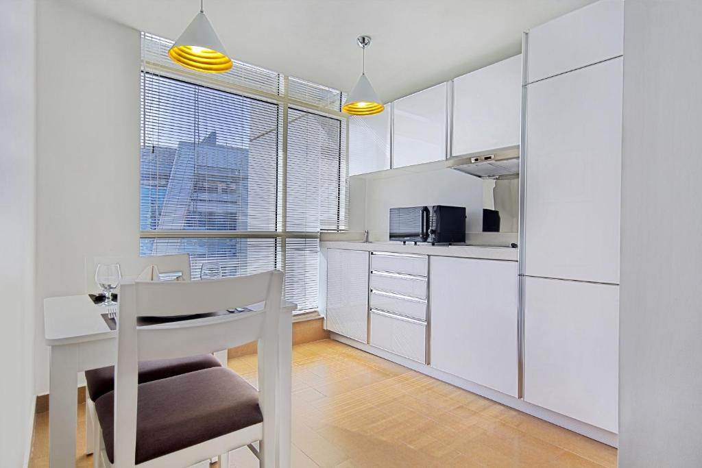 White Square Curve Hotel & Suites的厨房或小厨房