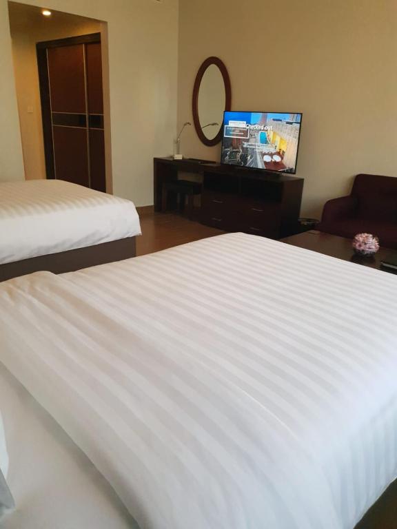 White Square Curve Hotel & Suites的电视和/或娱乐中心