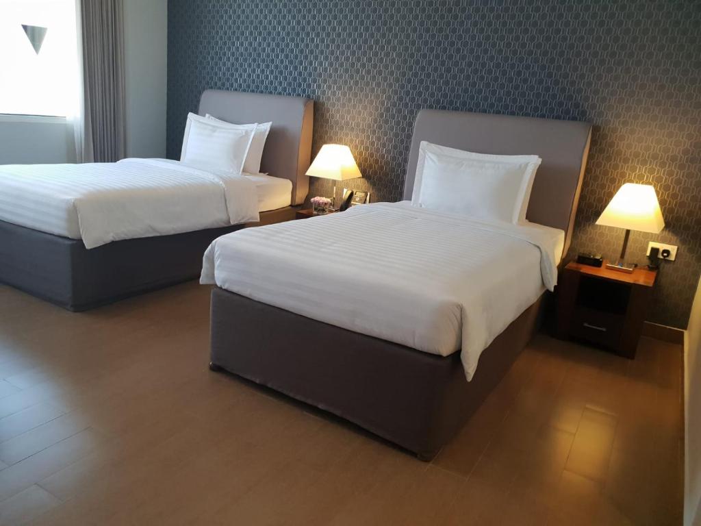 White Square Curve Hotel & Suites客房内的一张或多张床位