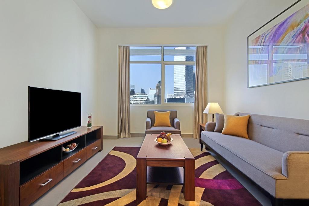 White Square Curve Hotel & Suites的电视和/或娱乐中心
