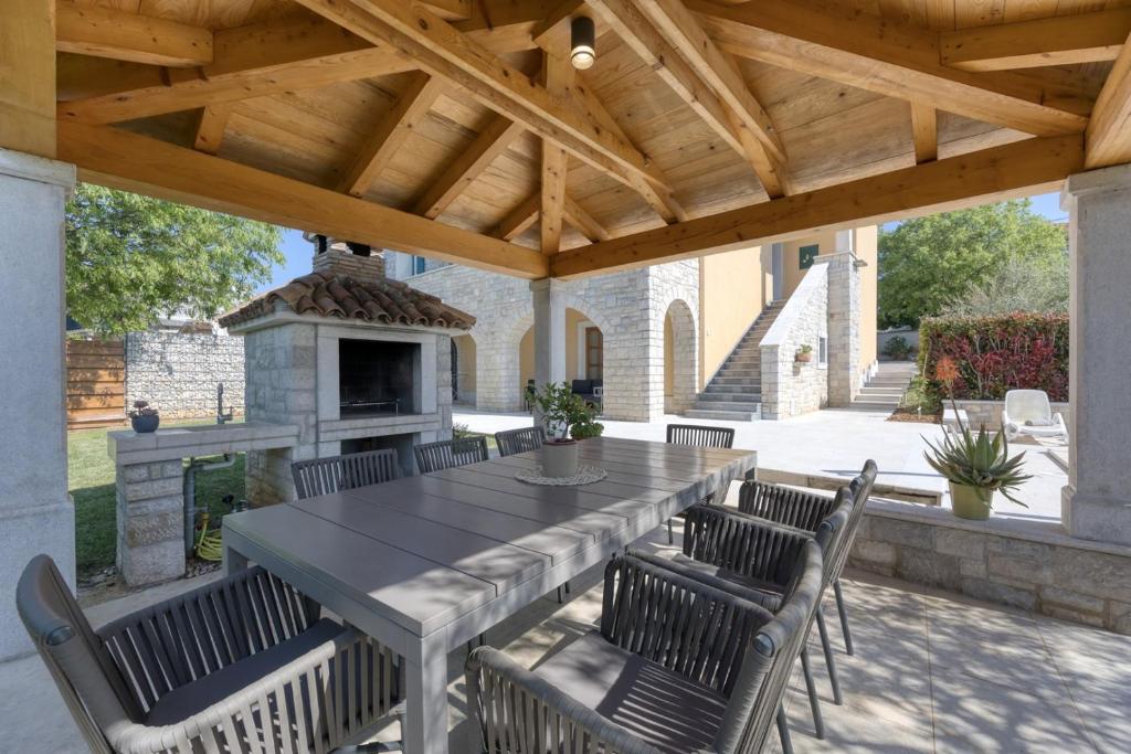 Zdjęcie z galerii obiektu Villa Ladonja with Private Pool and Sauna w mieście Marasi