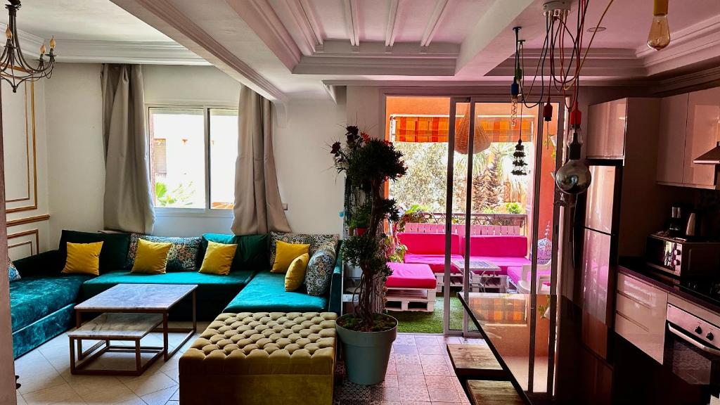 a living room with a couch and a table at Un Havre de paix a Ricoflores in Mohammedia