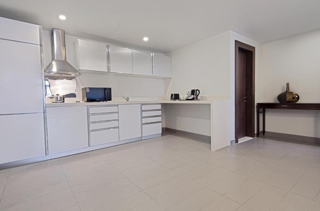 White Square Curve Hotel & Suites的厨房或小厨房