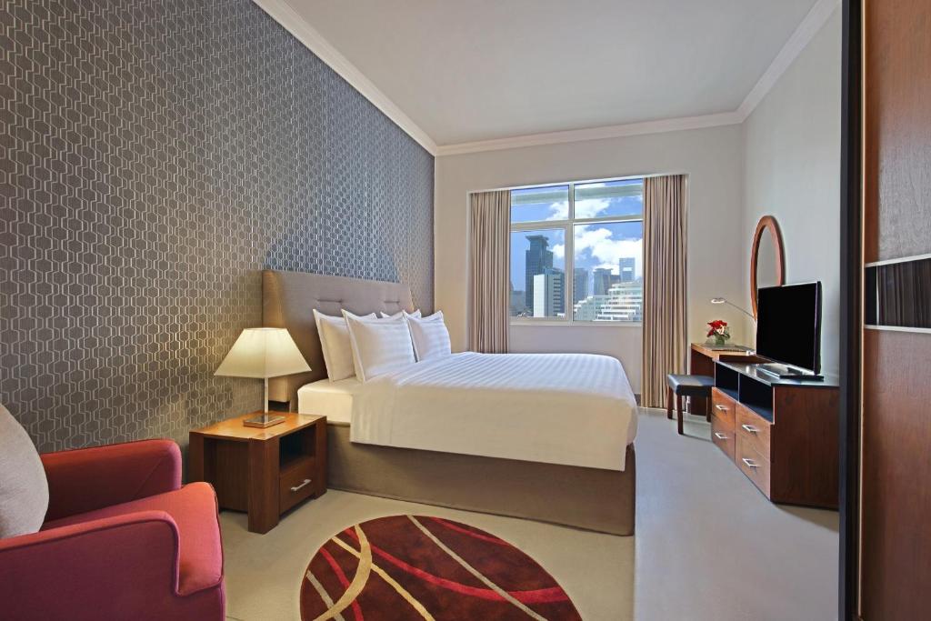 White Square Curve Hotel & Suites客房内的一张或多张床位