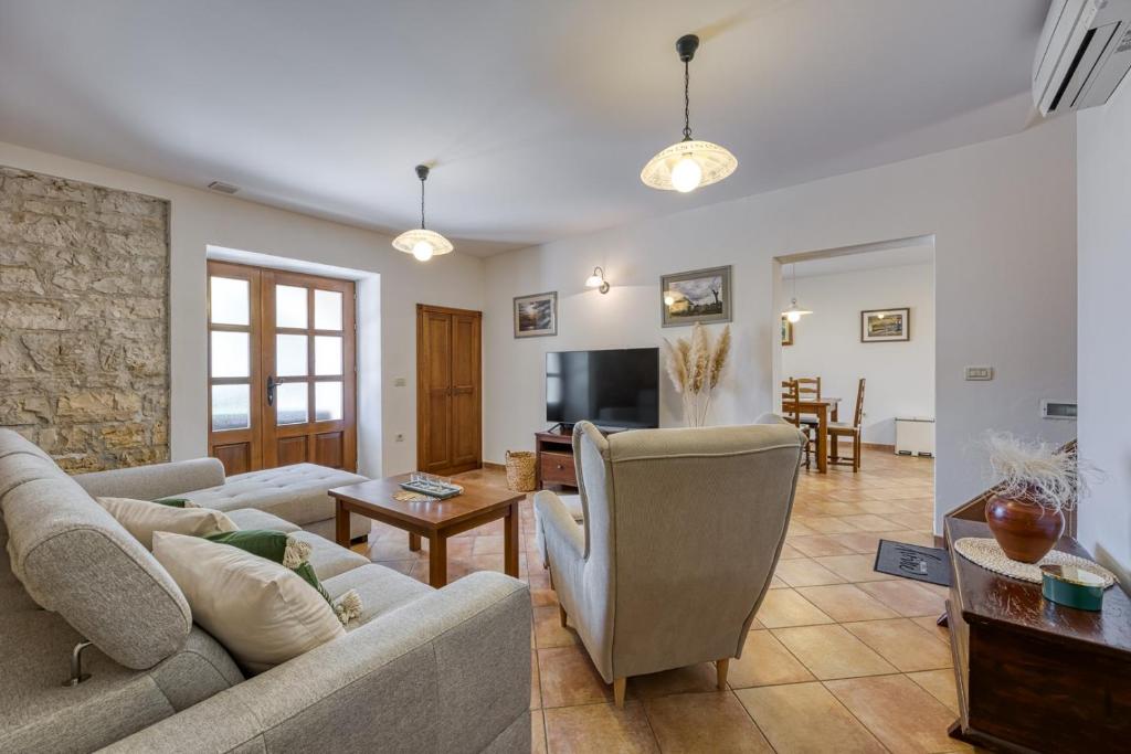 Telewizja i/lub zestaw kina domowego w obiekcie Villa Ladonja with Private Pool and Sauna