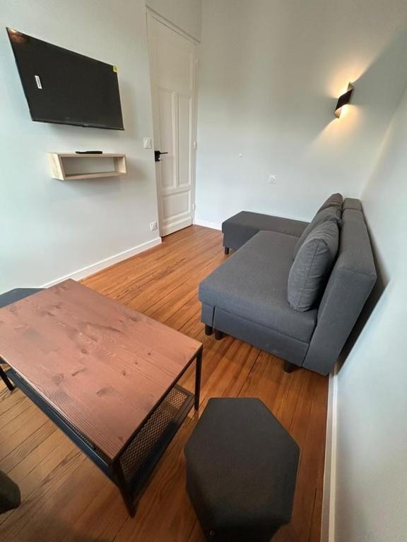 un salon avec un canapé et une table dans l'établissement Le Nid de la Grotte, à Lourdes