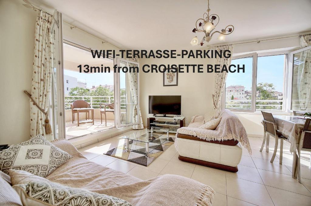 - un salon avec un canapé et un lustre dans l'établissement Lumineux 3 pieces proche centre ville A2B237, à Cannes