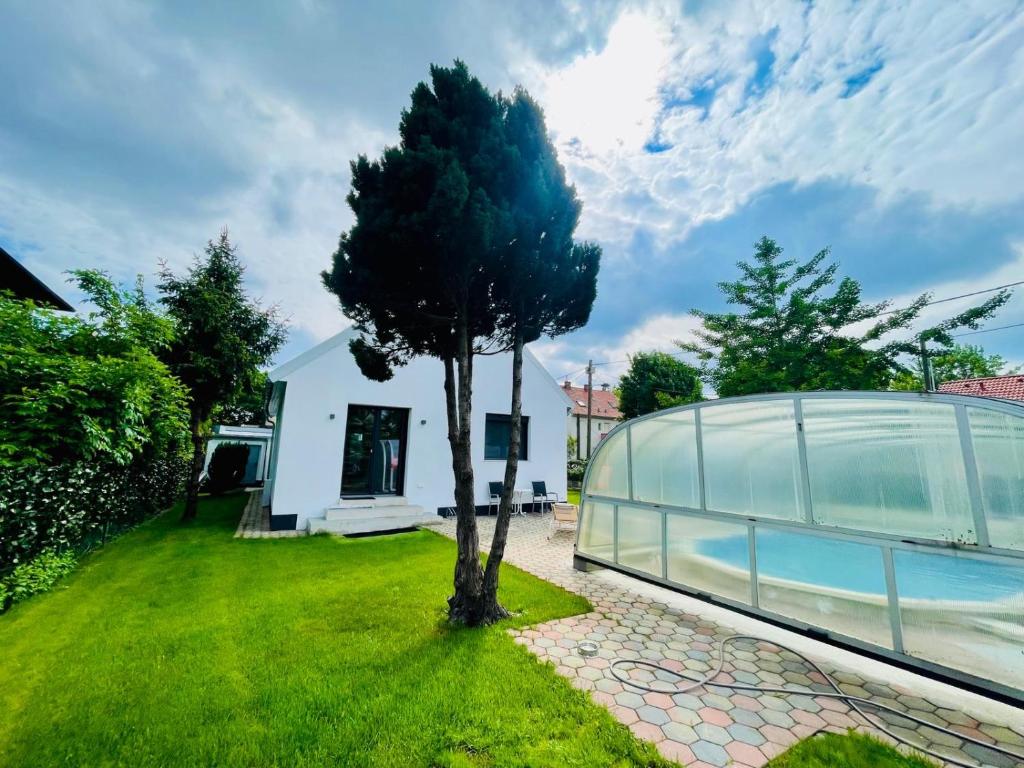Villa in Vienna in perfect Situaton near VIC and Donau Park with Pool and private Garden sleeps 4 with 2 bedrooms, kitchen and livingroom and bath and private parking
