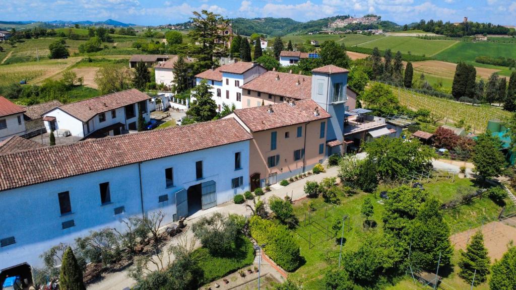una vista aerea di un piccolo villaggio con case di Agriturismo Le Tre Rose - Cantina Zanello a Rosignano Monferrato