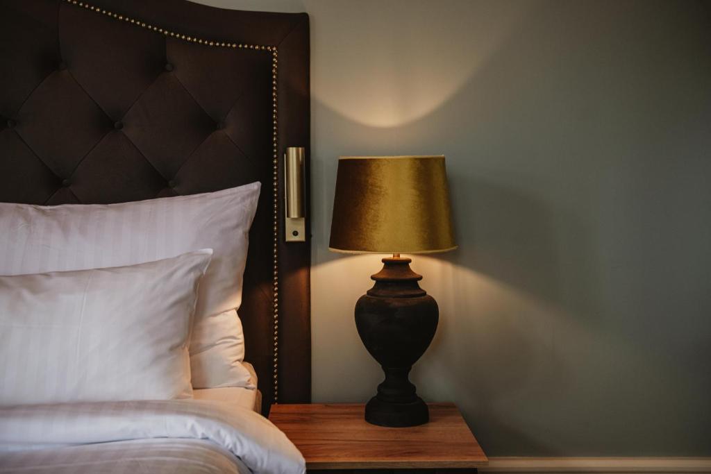 Postel nebo postele na pokoji v ubytování Home Hotel Christian IV