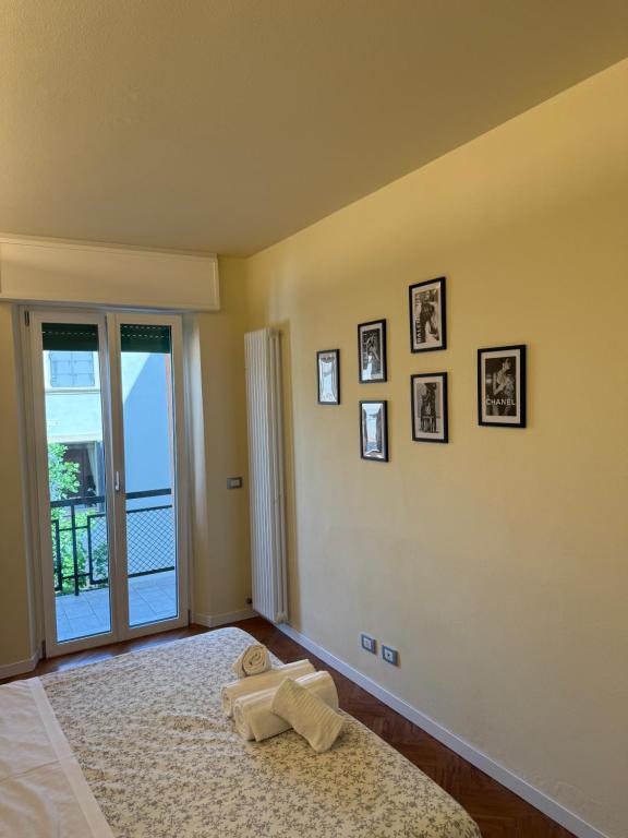 um quarto com uma cama e uma porta de vidro com uma janela em La terrazza di Vittoria em Verona