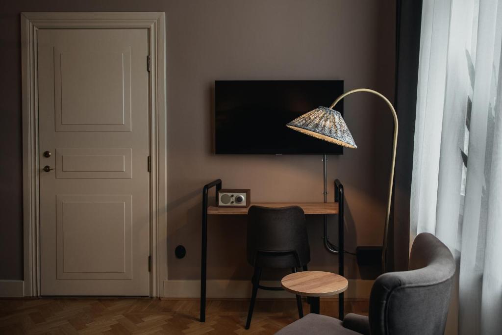 TV a/nebo společenská místnost v ubytování Home Hotel Christian IV