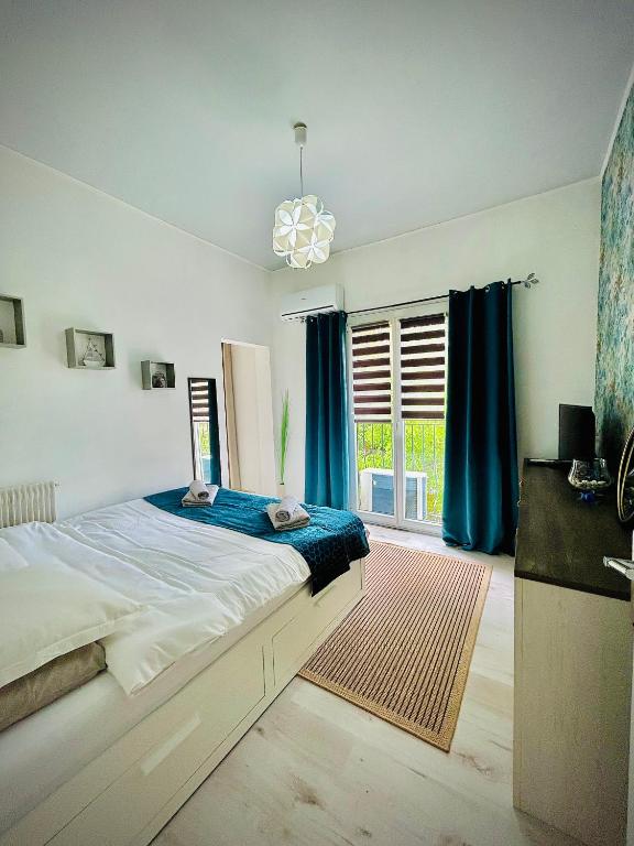 une chambre avec un grand lit avec des rideaux bleus dans l'établissement Lovely Riviera Apartment, à Nice