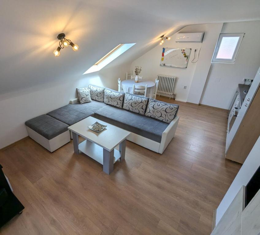una sala de estar con un sofá y una mesa en Sarajevo Viewpoint Old Town with Panoramic City Views, Free Parking and Balcony, en Sarajevo