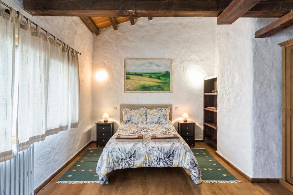 a bedroom with a bed and two night stands at Jardín del Mar in Mougás