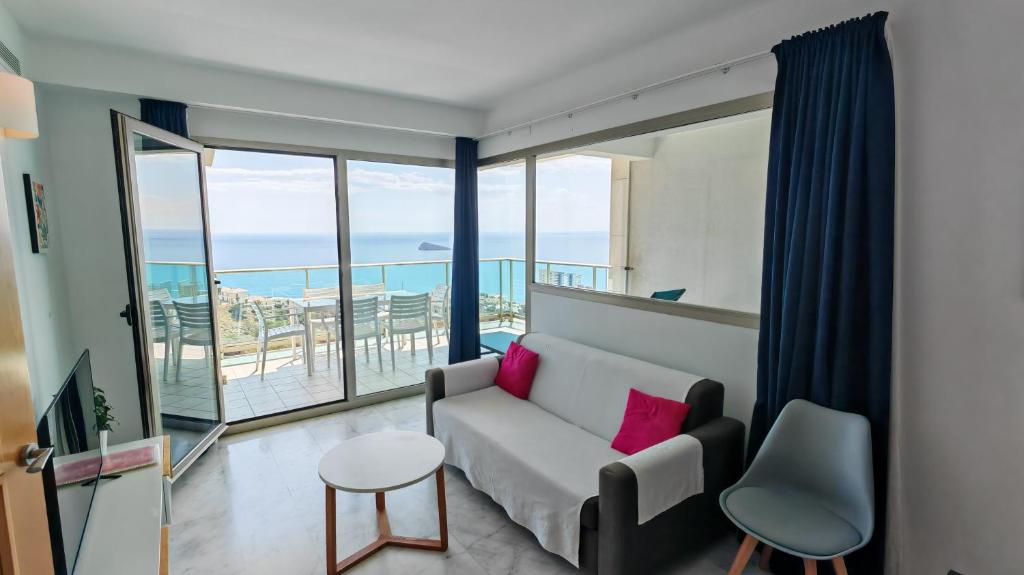 salon z kanapą i widokiem na ocean w obiekcie Benidorm High rise apartments - Sea Views - Torre Lugano w mieście Benidorm